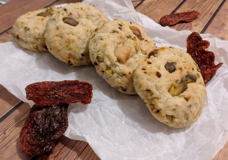 Cookies salati con formaggio stagionato e frutta secca