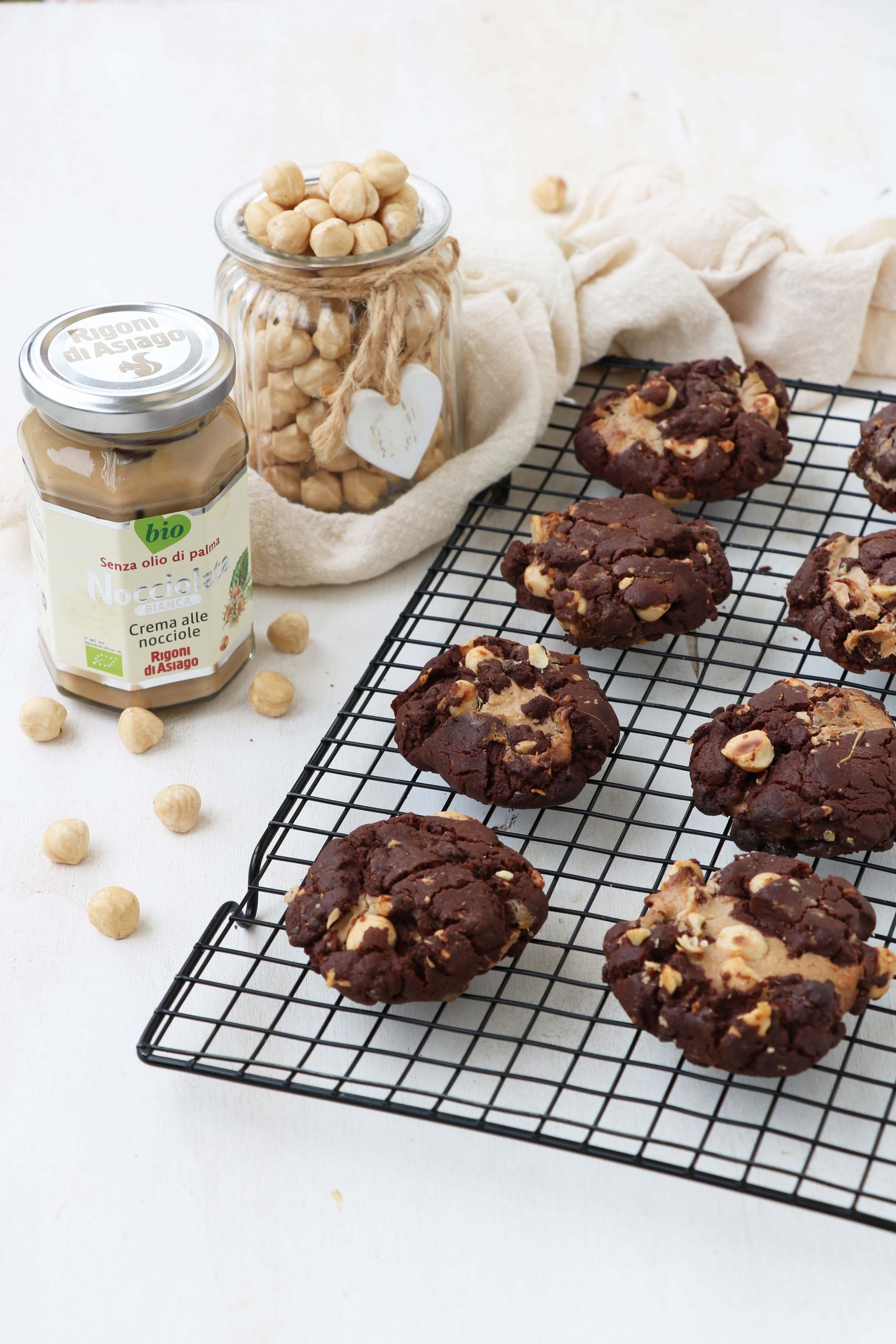 Cookies variegati alle nocciole e cioccolato