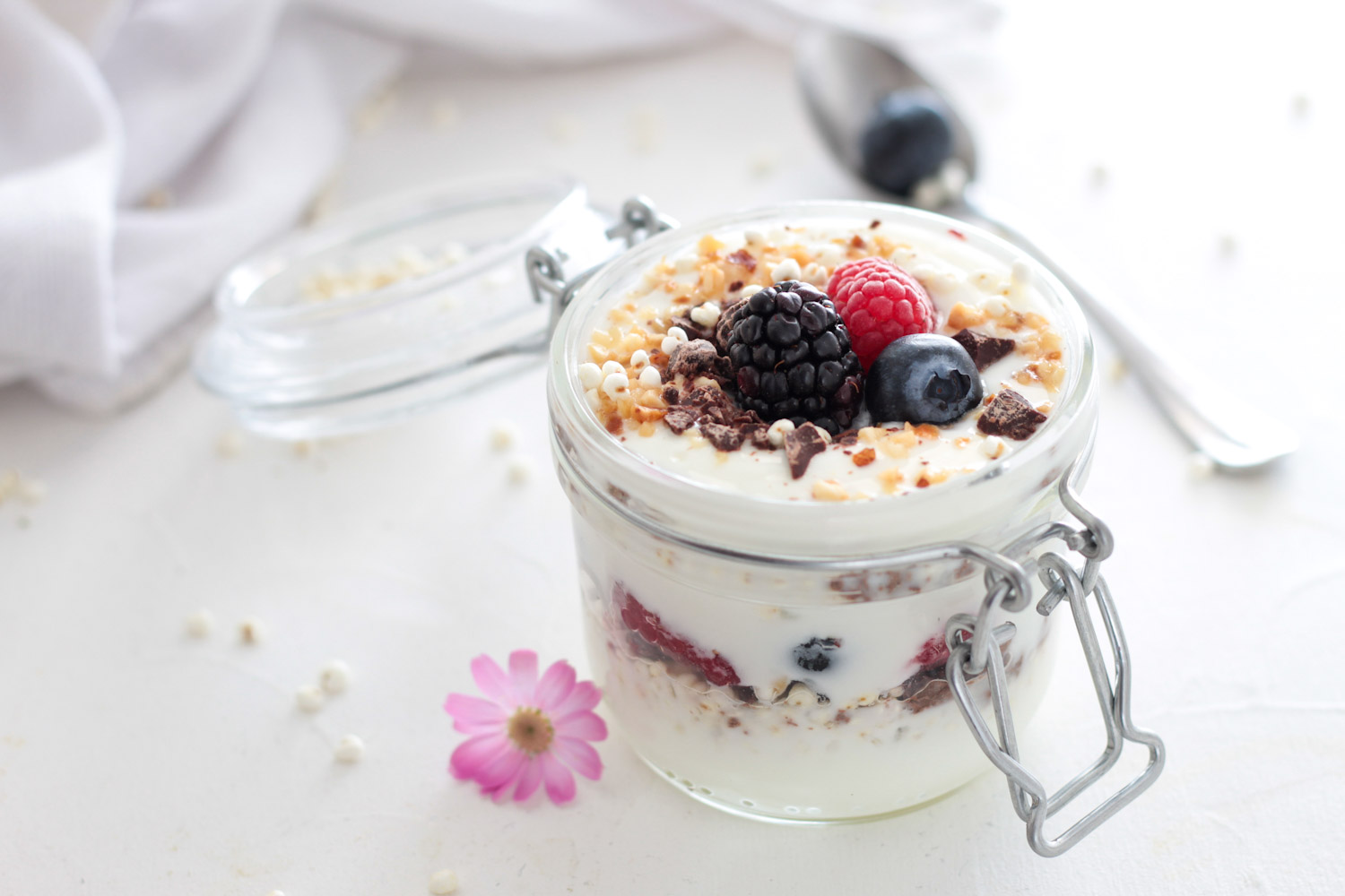 Coppa al miglio soffiato e yogurt