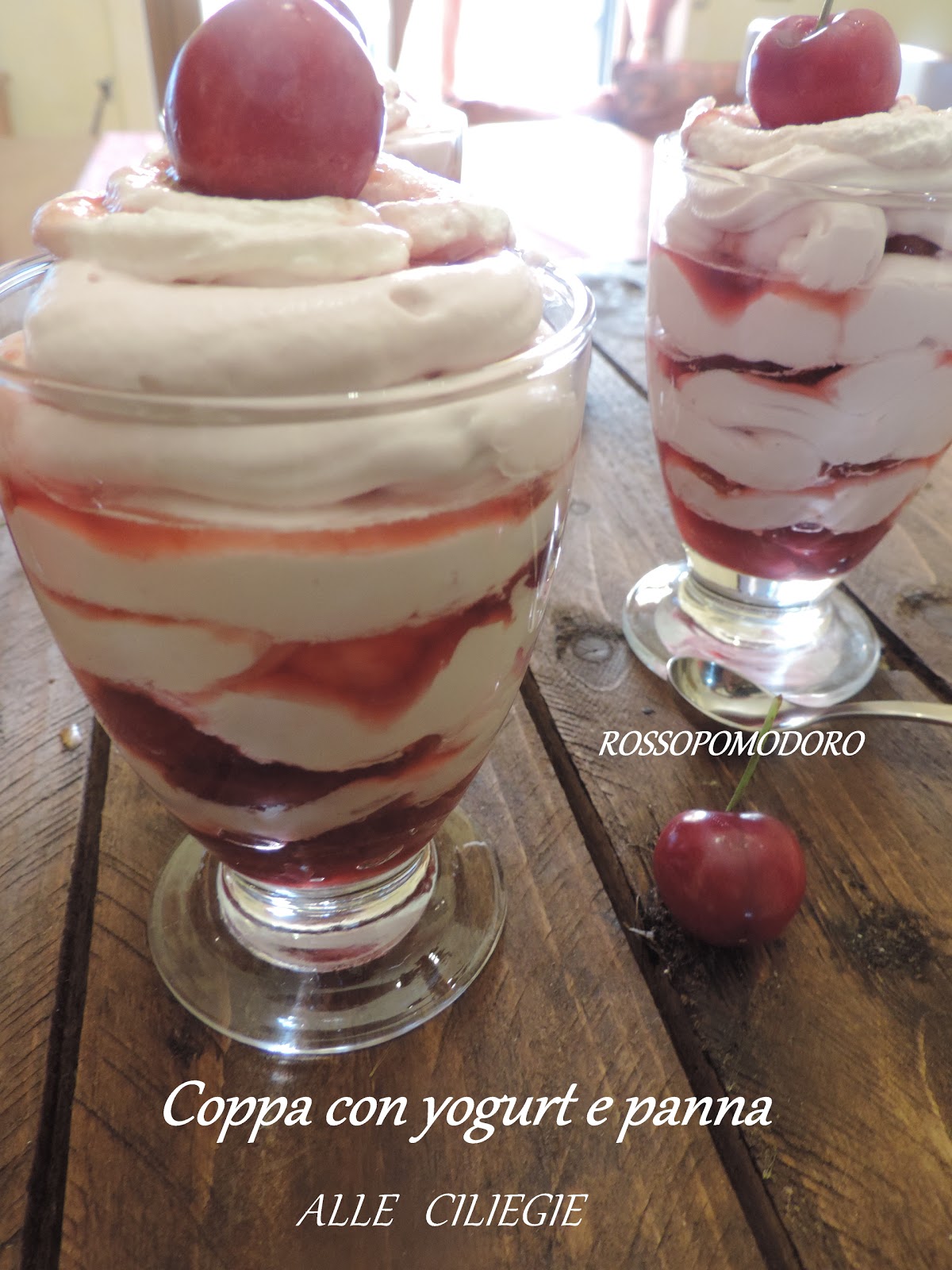 Coppa con yogurt e panna alle ciliegie