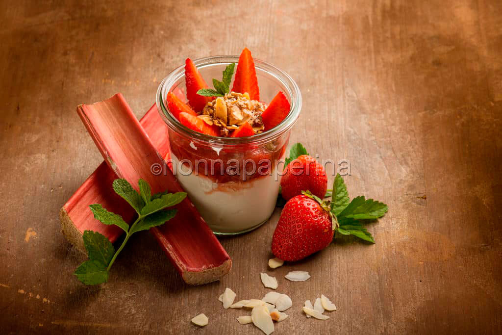 Coppa con yogurt e rabarbaro: un dessert delizioso