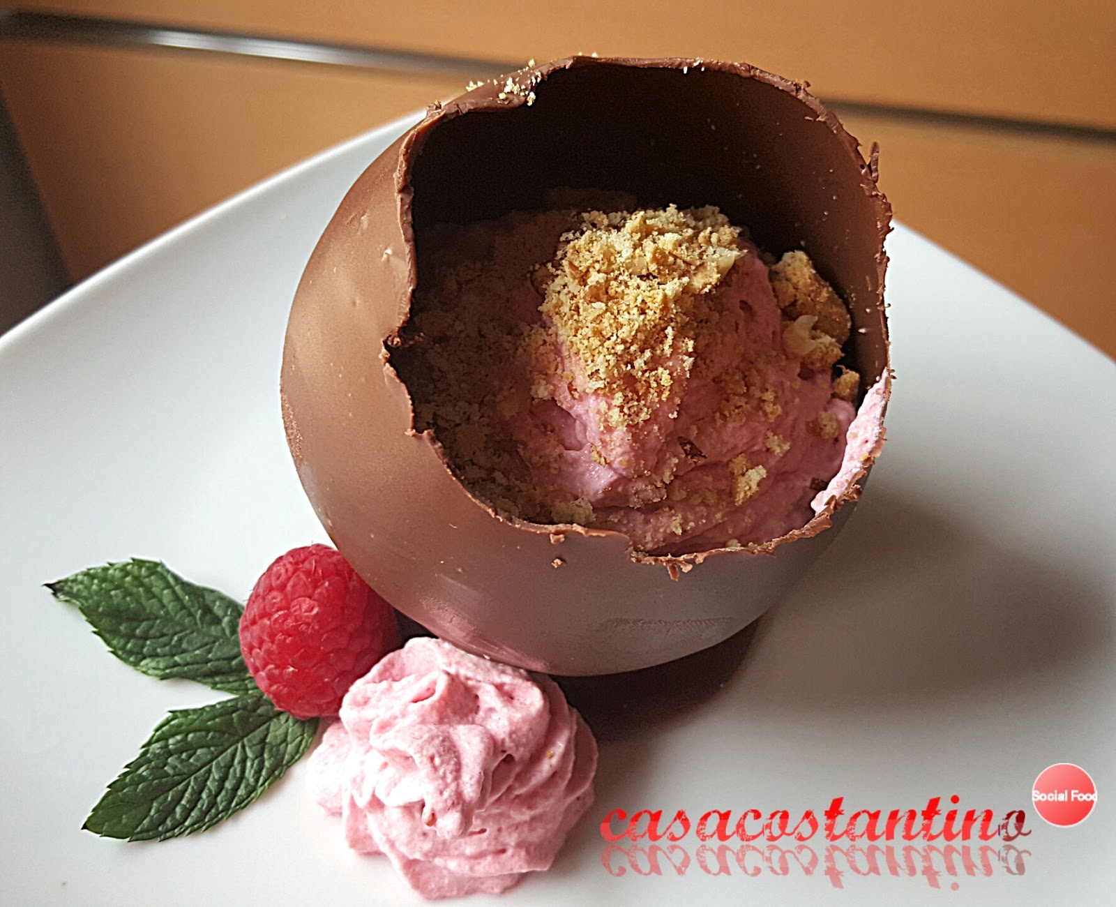 Coppa di cioccolato con mousse ai lamponi