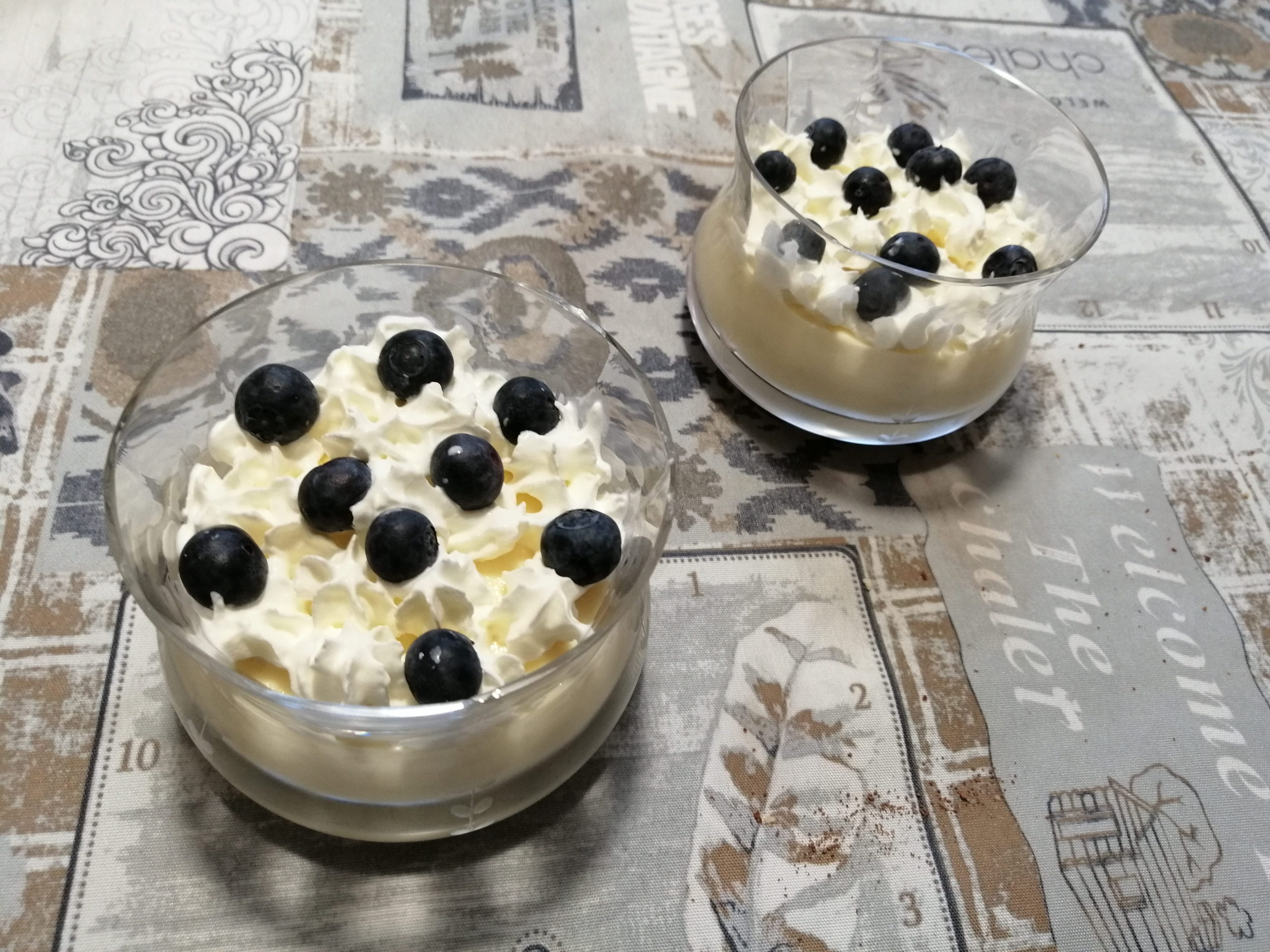 Coppa di crema con mirtilli