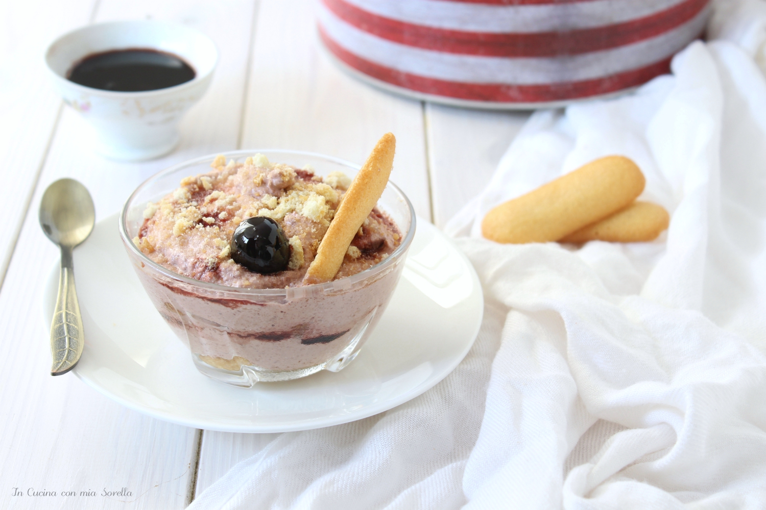 Coppa di mousse alle amarene con pavesini