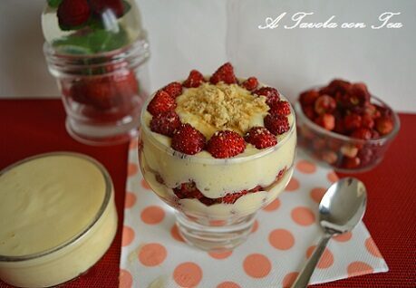 Coppa fragole e crumble con mascarpone