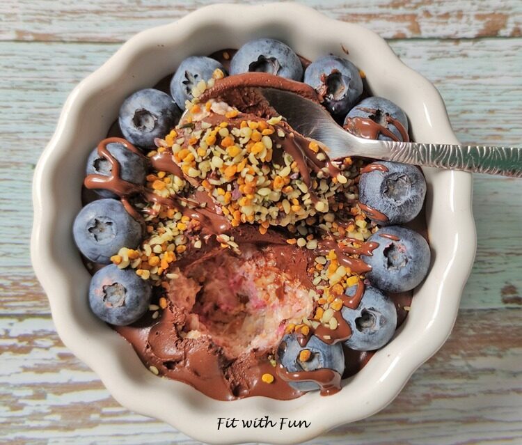 Coppa fredda di muesli yogurt e cacao proteica e senza cottura