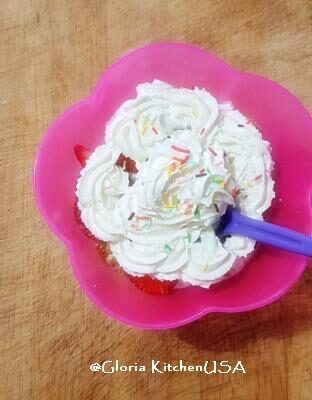 Coppa rainbow con fragole, yogurt e frutta a modo mio