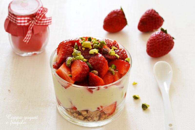Coppa yogurt e fragole leggera