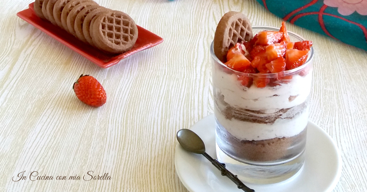 Coppe con mascarpone alle fragole e biscotti al cacao – ricetta senza uova