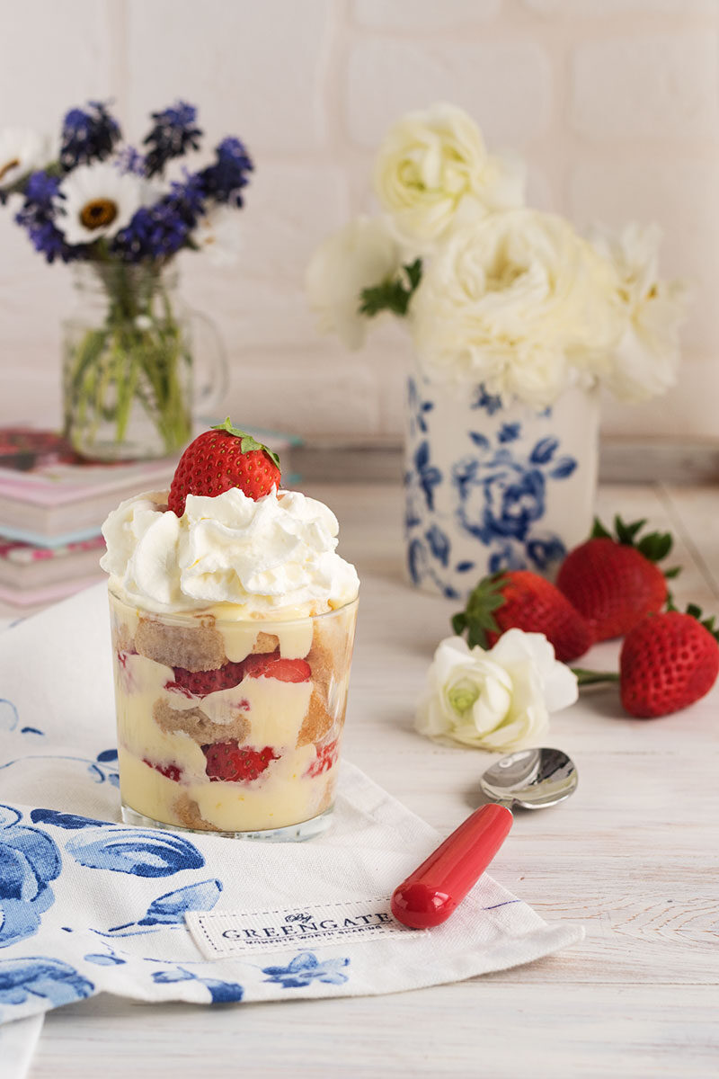 Coppe di tiramisu alle fragole