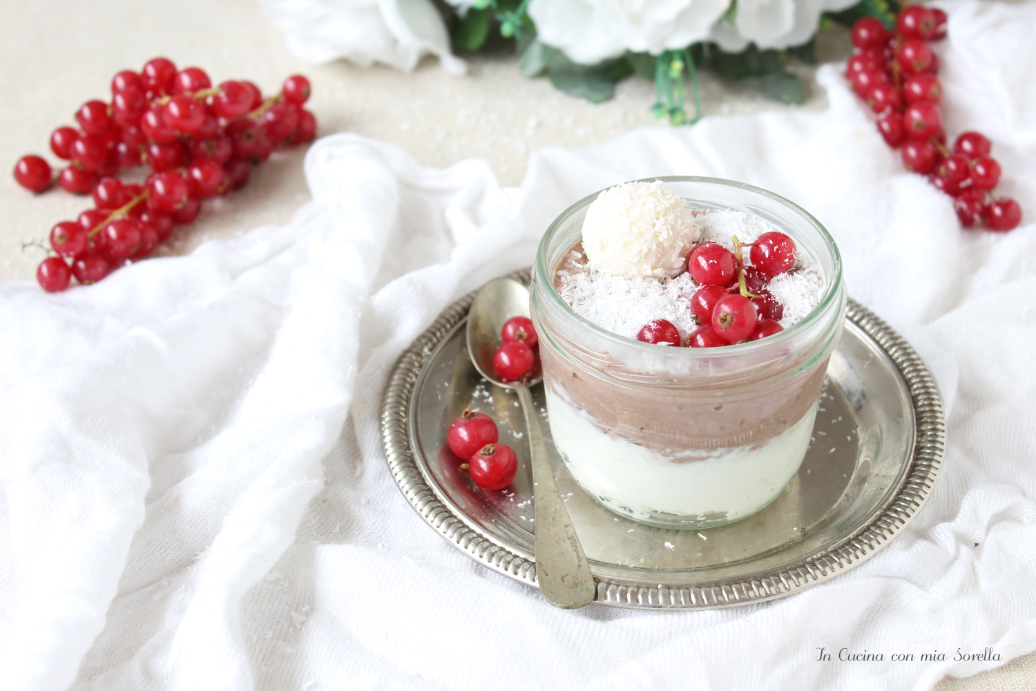Coppe di yogurt al cocco e cacao