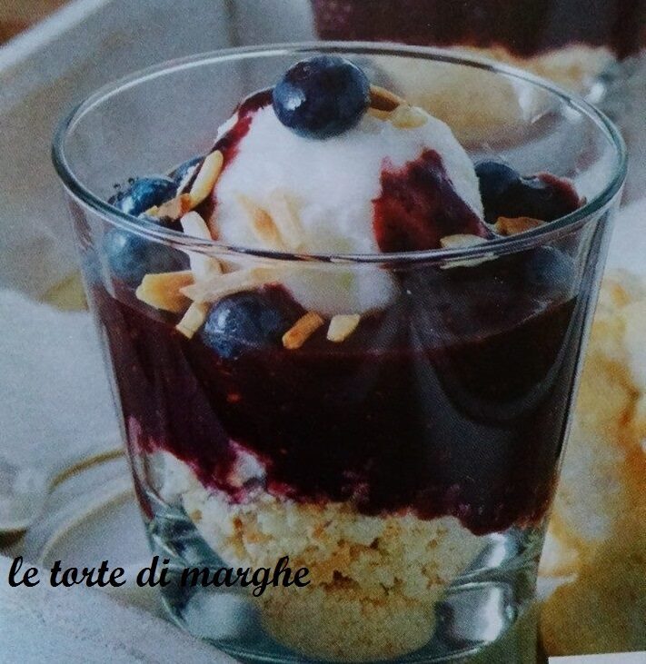 Coppette ai mirtilli e amaretti -ricetta