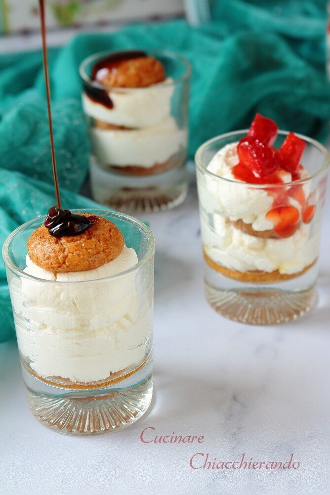 Coppette alle fragole e amaretti