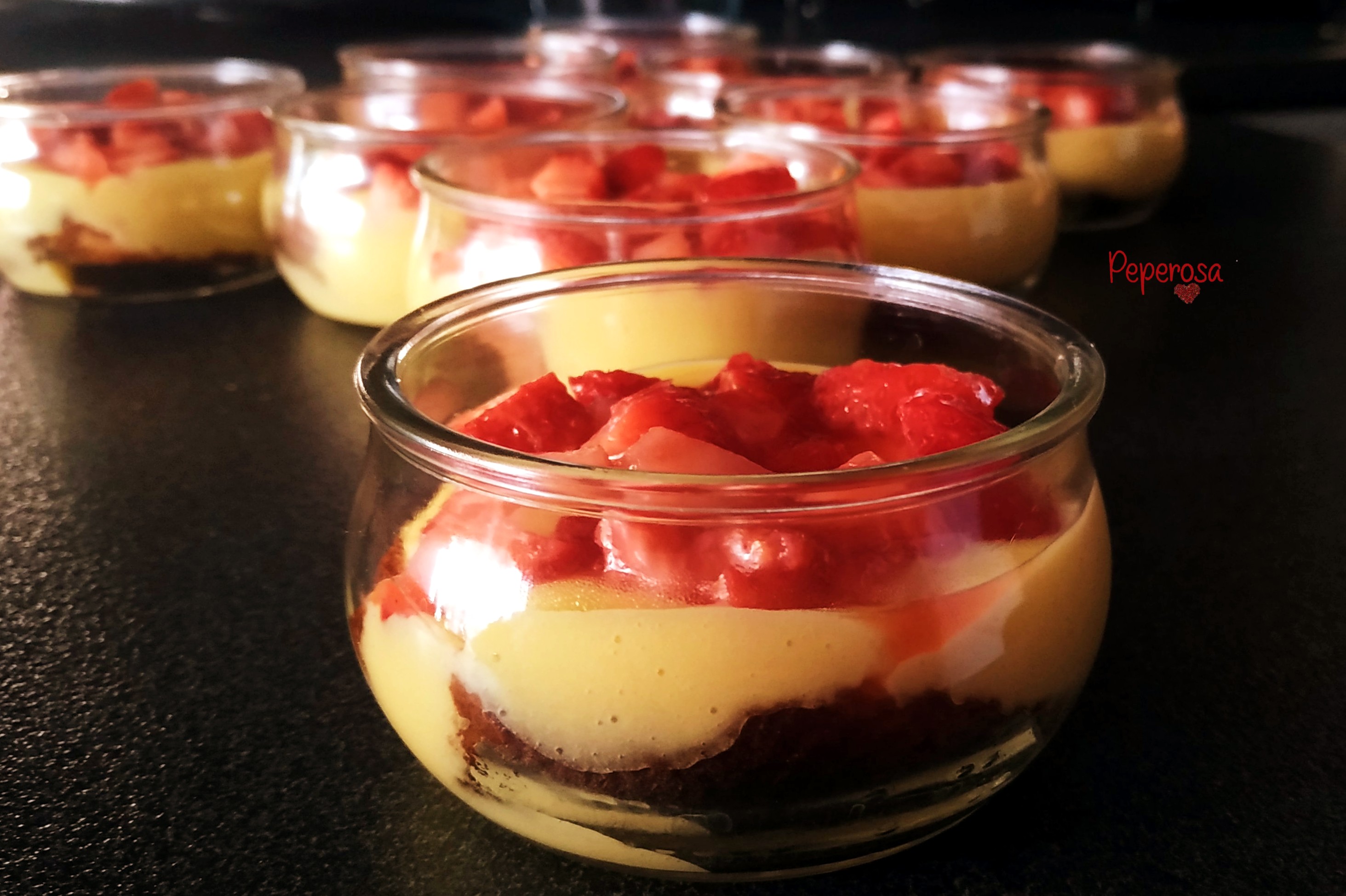 Coppette alle fragole e crema pasticcera