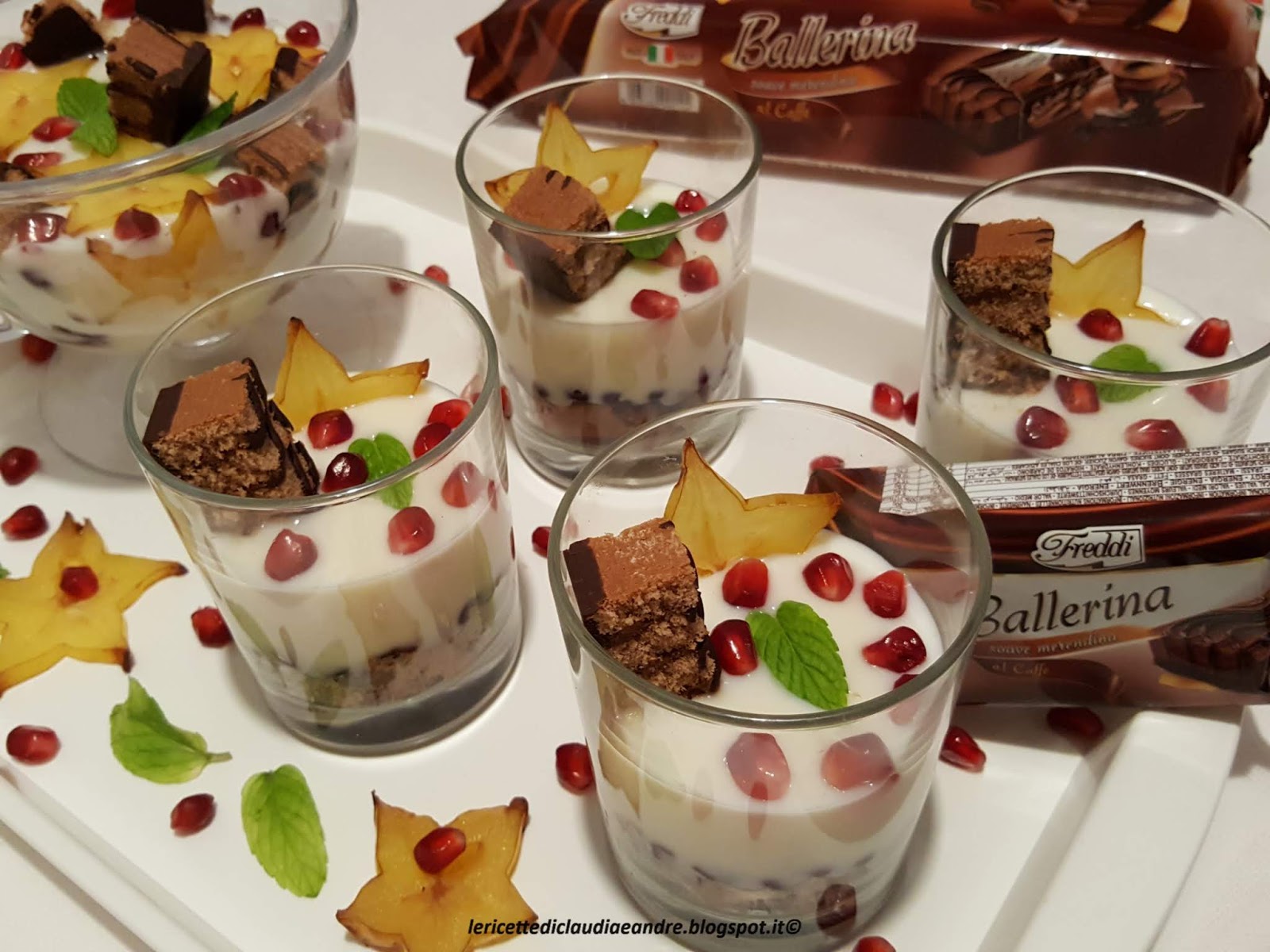 Coppette con ballerina al caffè, crema al latte, carambola e melograno