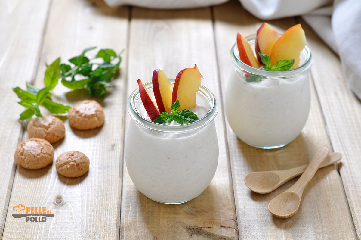 Coppette con crema allo yogurt e pesche