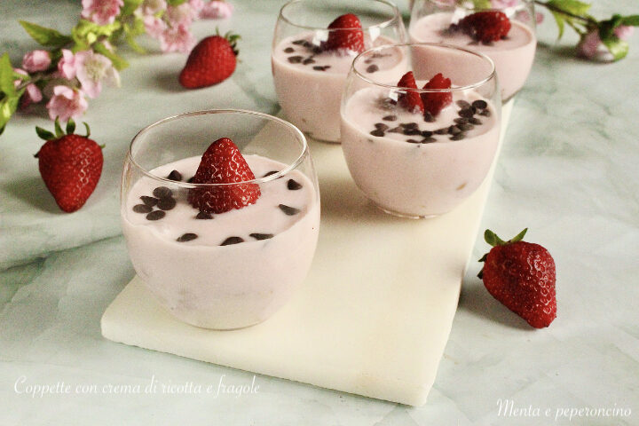 Coppette con crema di ricotta e fragole