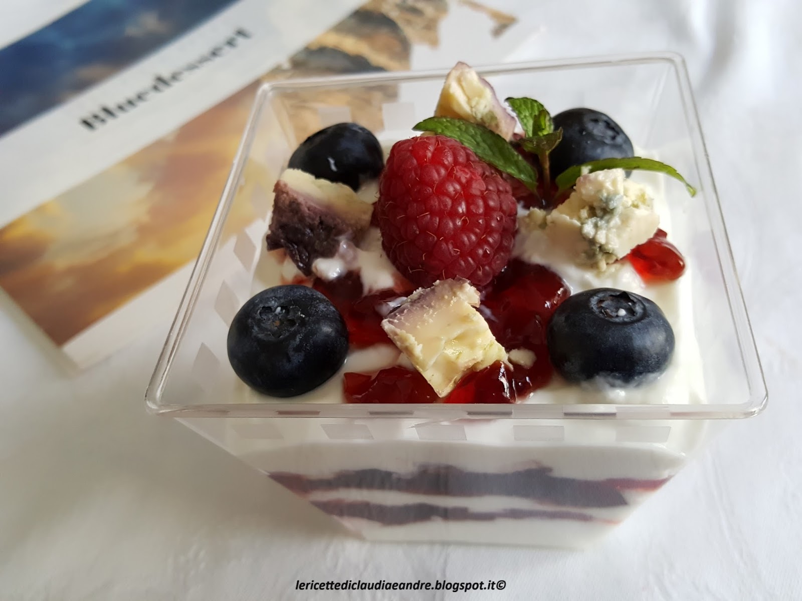 Coppette con yogurt greco e bluedessert ai frutti di bosco