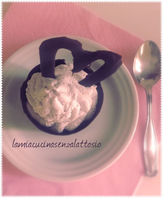 Coppette di cioccolato con  mousse ai frutti di bosco – senza lattosio