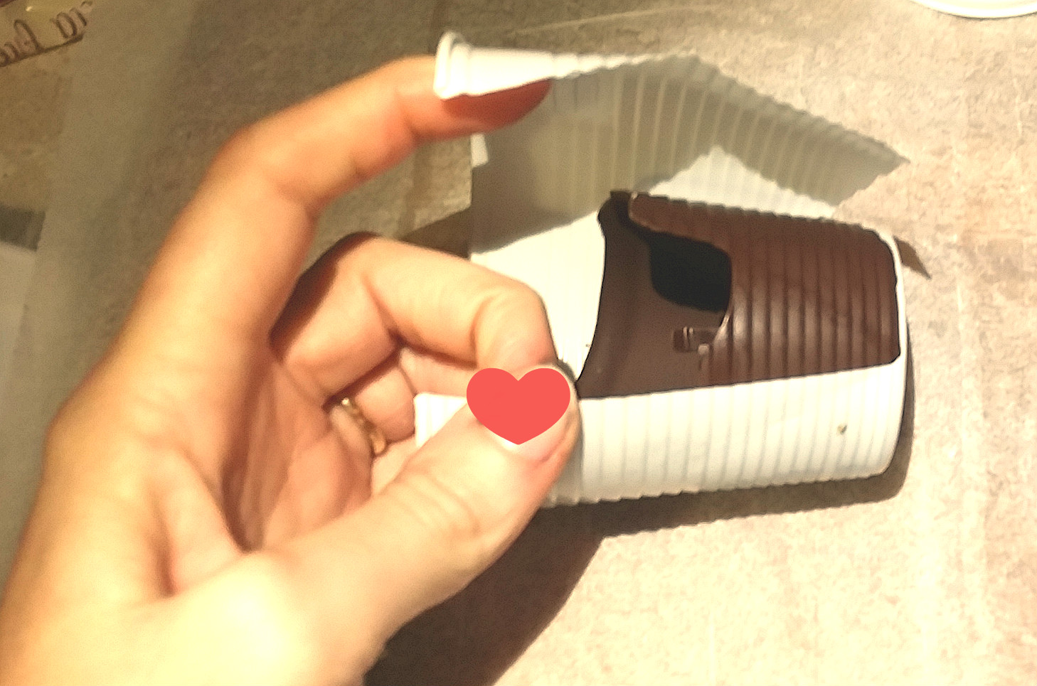 Coppette di cioccolato ripiene di “neve” e melograno