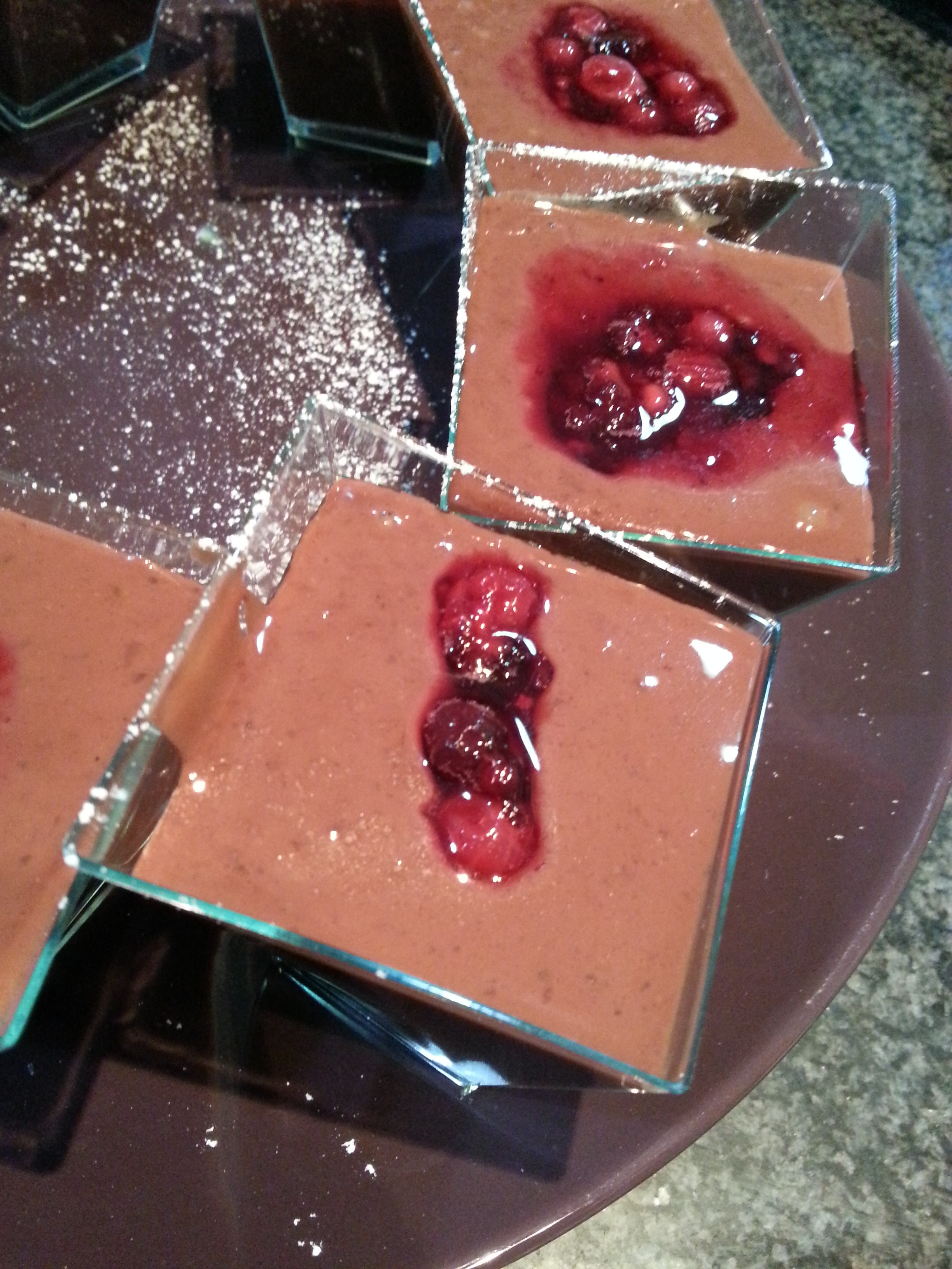 Coppette di crema cioccolato e frutti di bosco