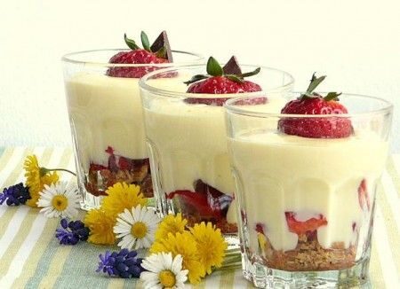 Coppette di crema pasticcera alla fragole