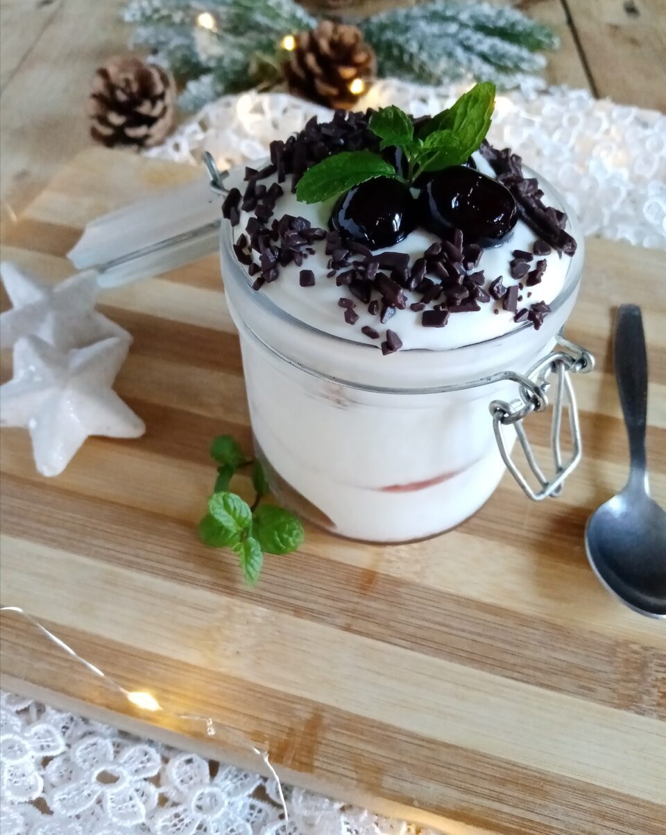 Coppette di pandoro , yogurt e amarene