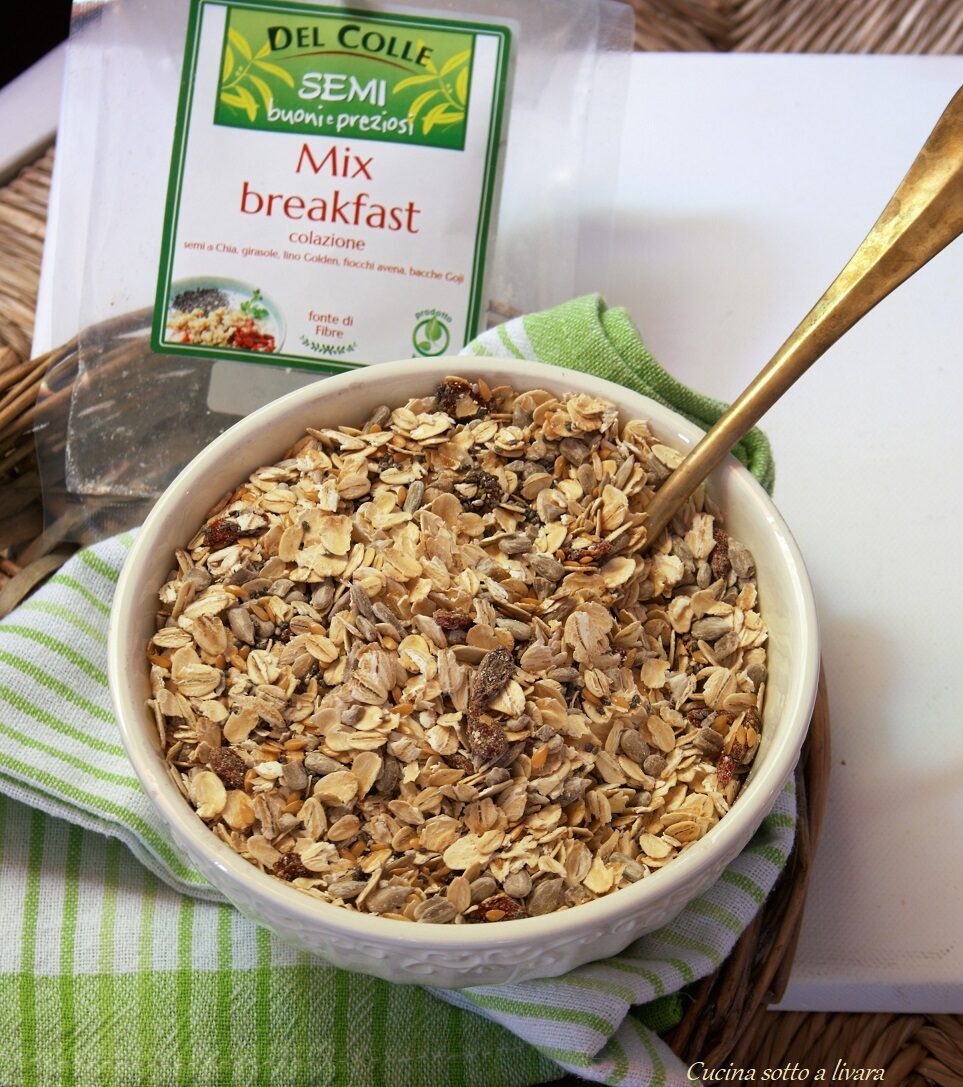 Coppette di spuma di ricotta e mascarpone con base di mix breakfast del colle e confettura di melograno