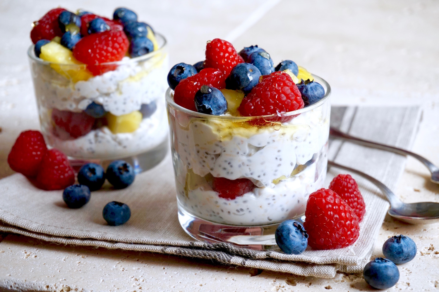 Coppette di yogurt con avena, frutti di bosco e ananas