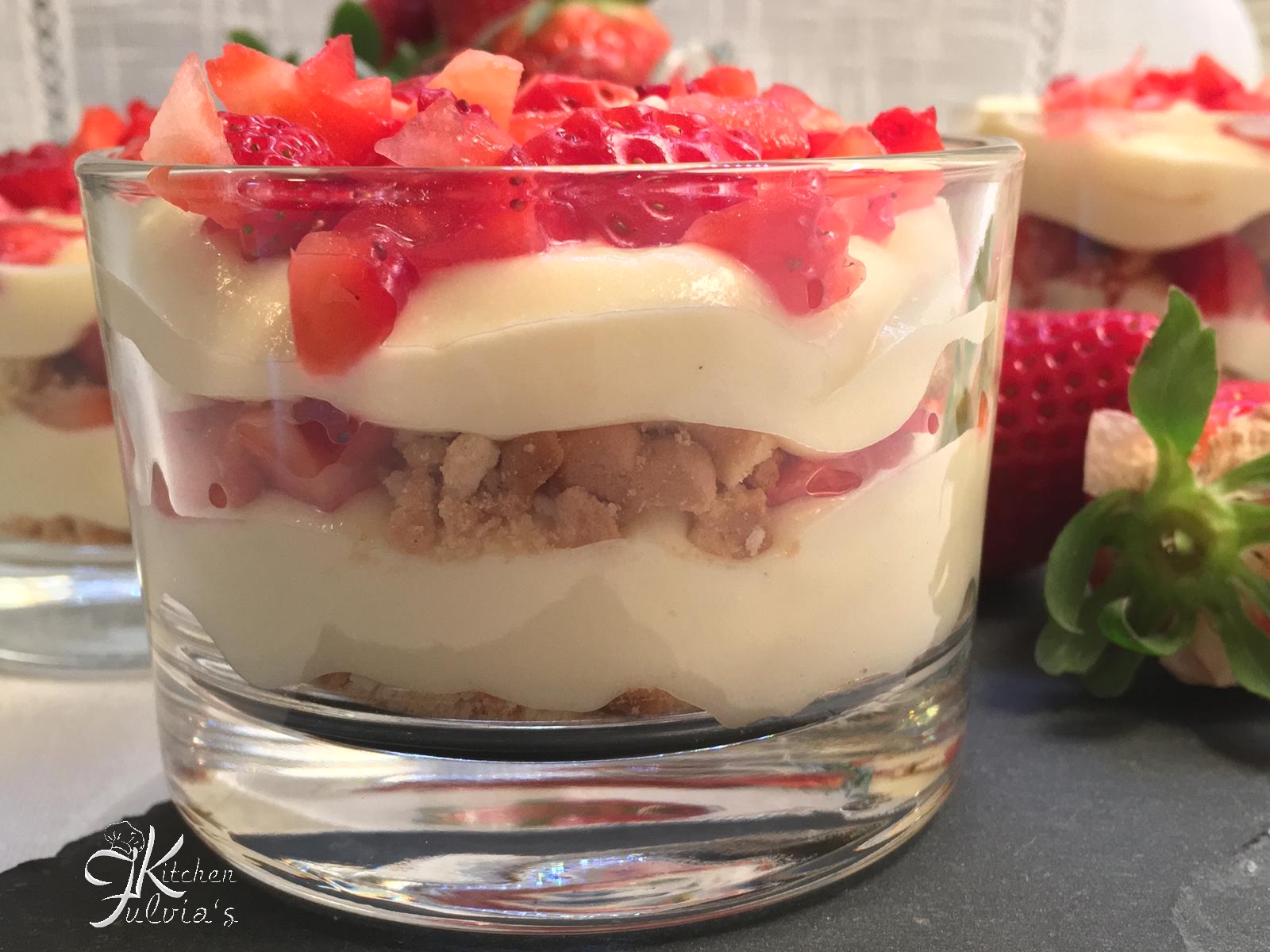 Coppette fragole, crema e mascarpone