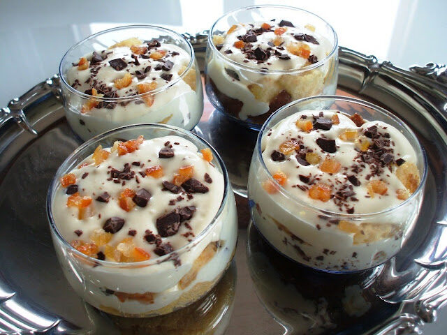 Coppette tiramisù al pandoro, arancio e cioccolato