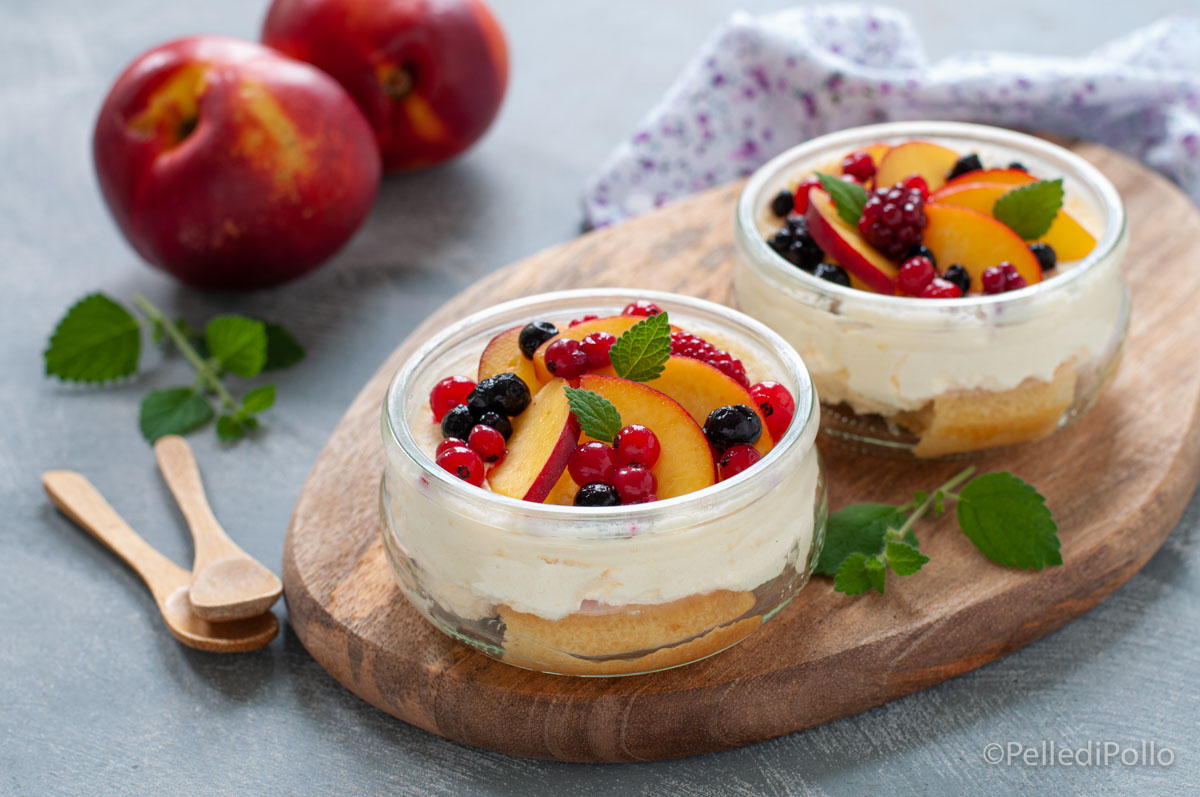 Coppette tiramisù alle pesche e frutti di bosco