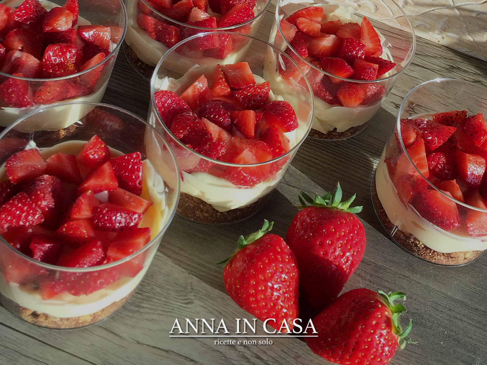 Coppette yogurt e fragole