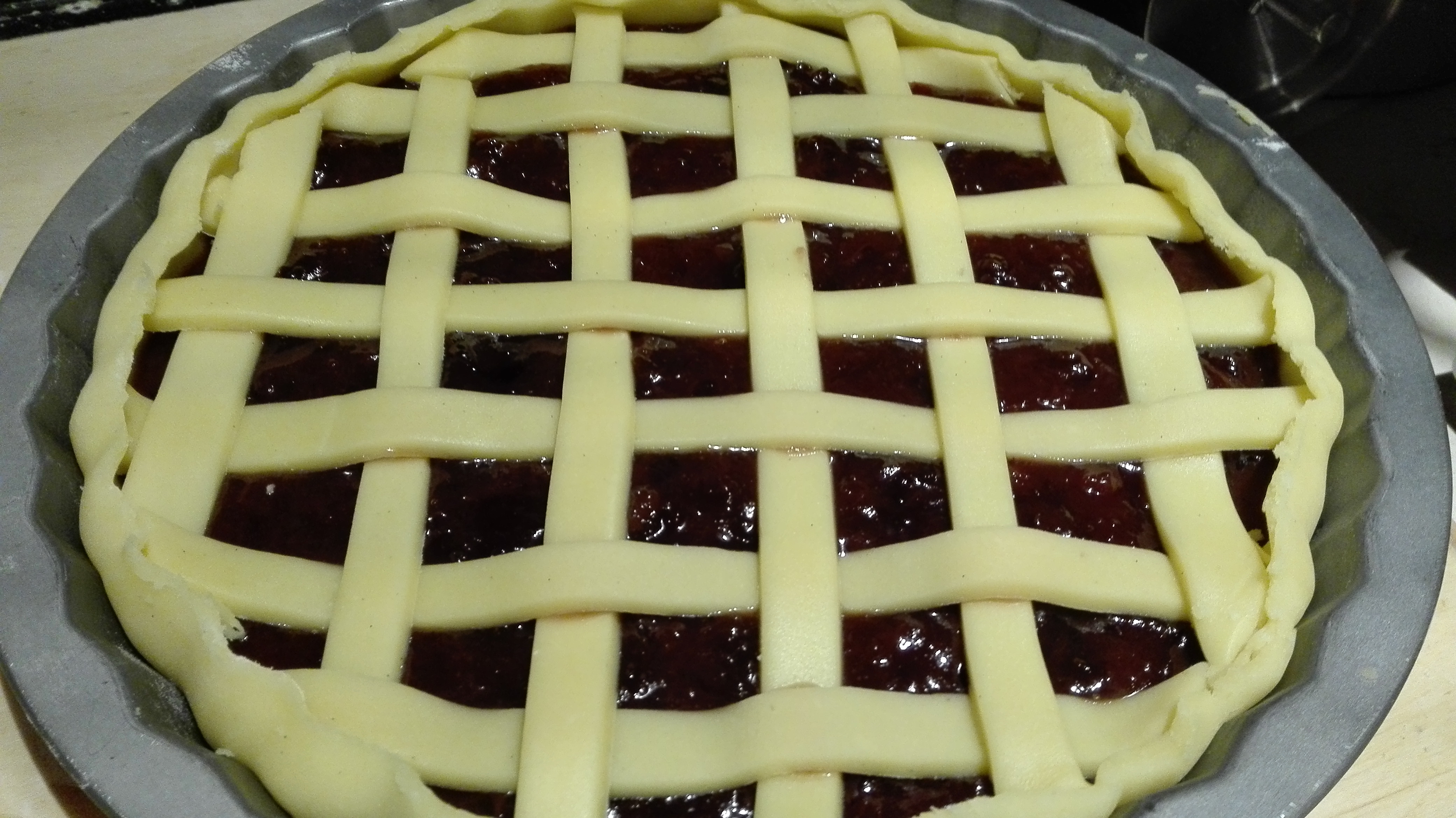 Coprire una crostata con un intreccio