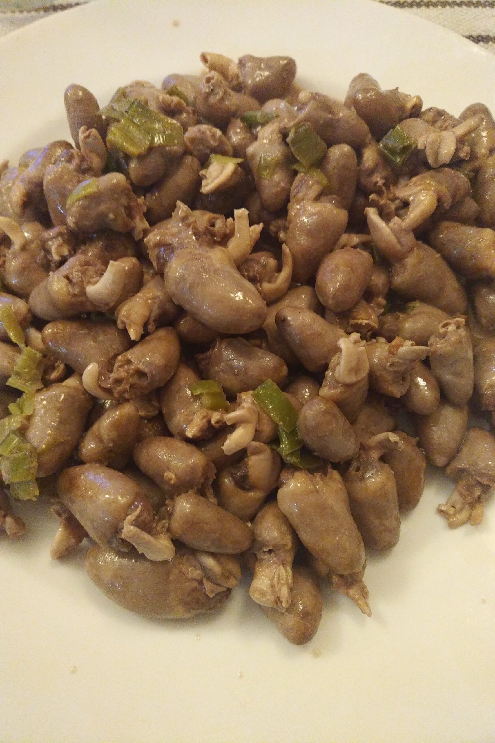 Coraao de frango com cebola (cuoricini di pollo con cipolla)