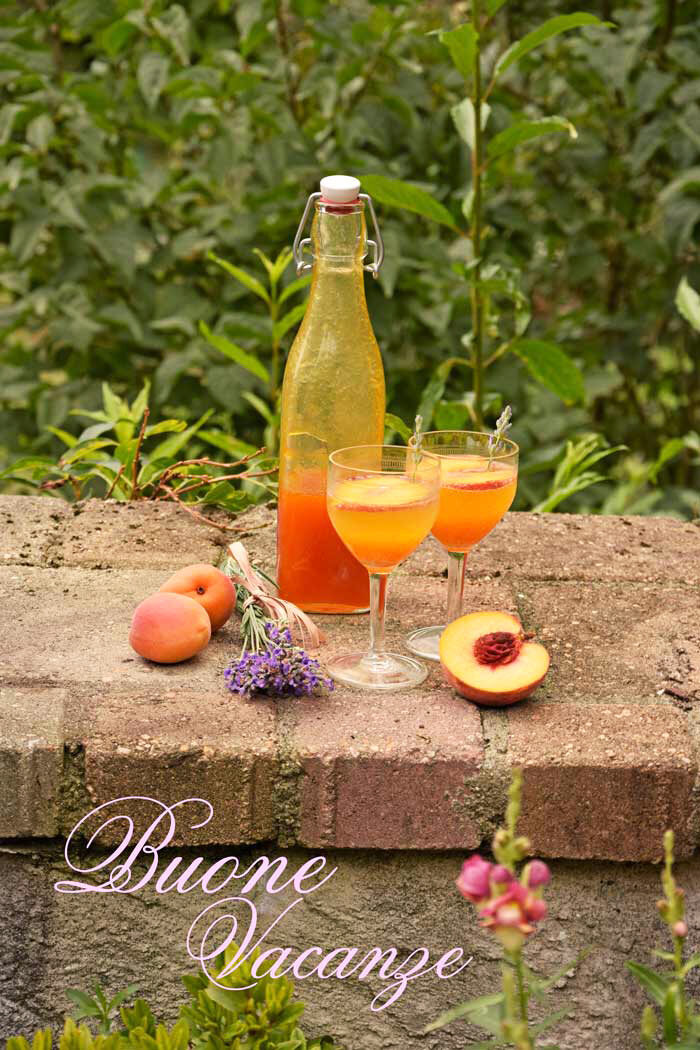 Cordiale alle pesche, albicocche e lavanda e…buone vacanze!