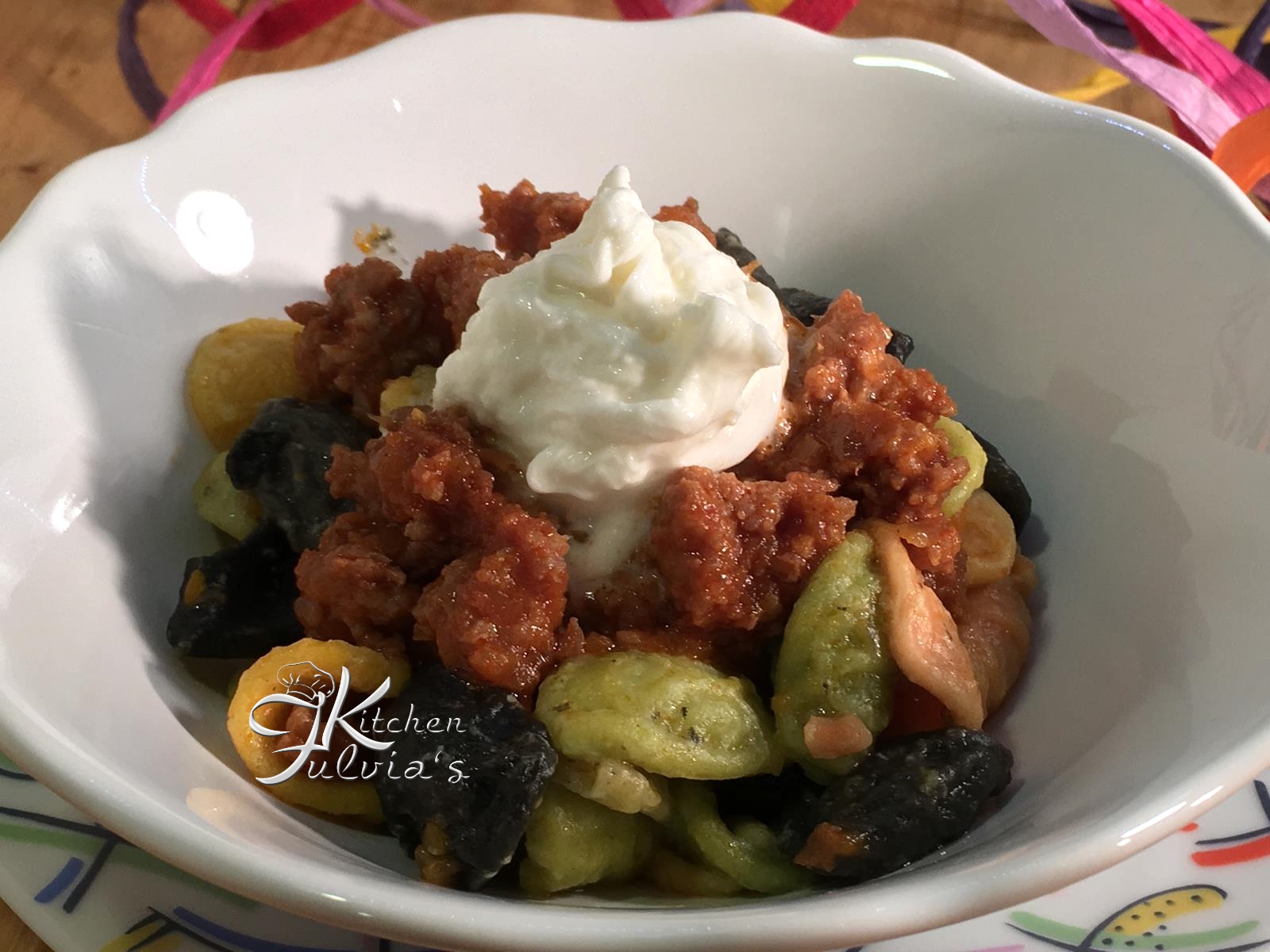 Coriandoli di pasta al ragù di pollo e stracciatella di burrata