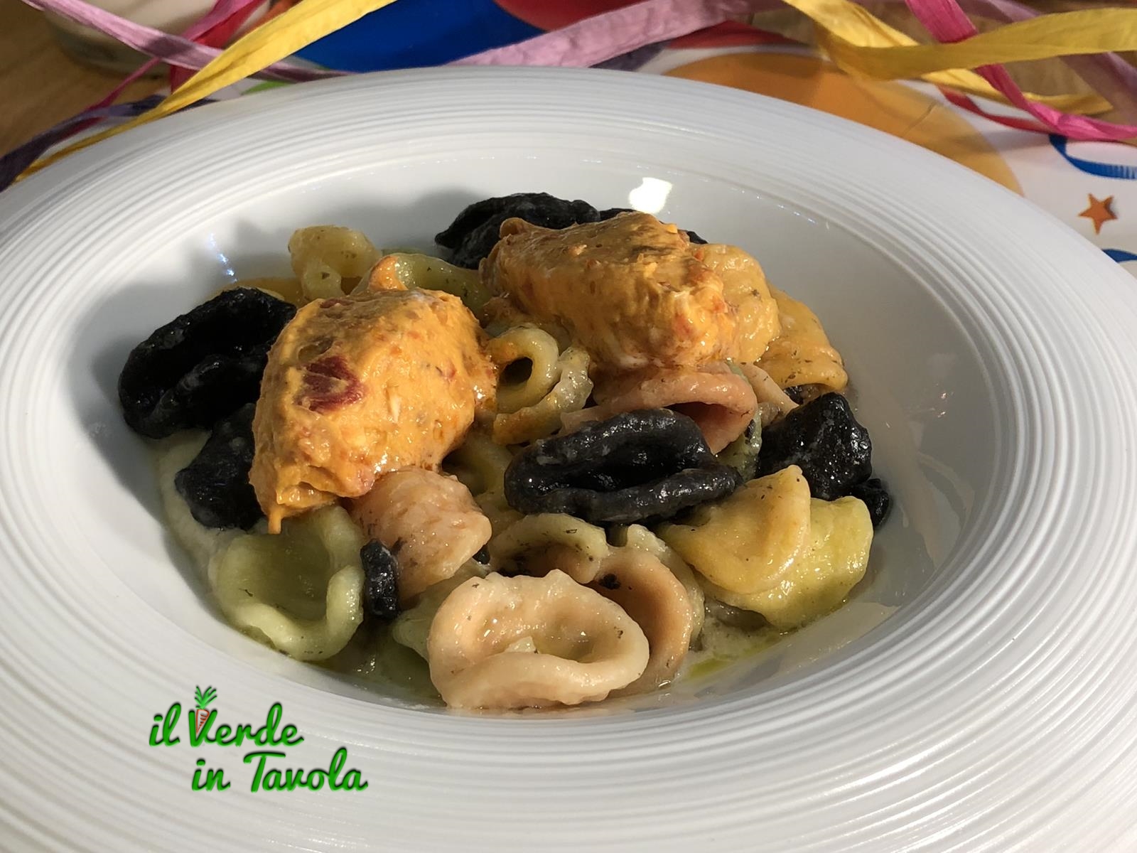 Coriandoli di pasta su crema di carciofi, con robiola e pesto di pomodori secchi