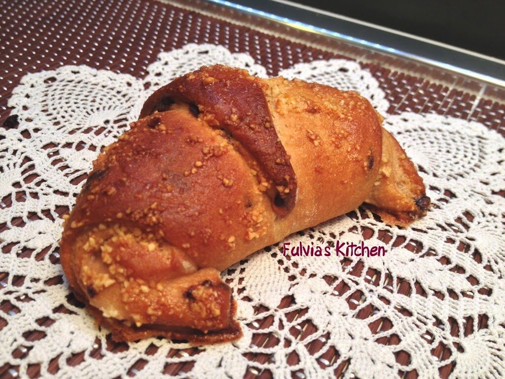 Cornetti al cioccolato farciti con nutella