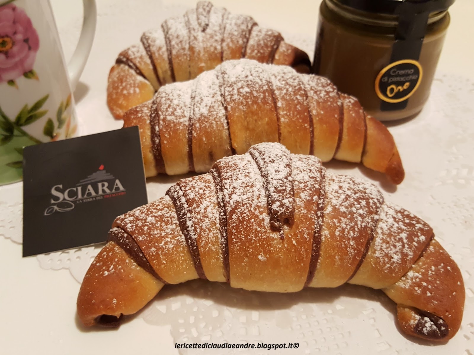 Cornetti bicolori al olio e crema di pistacchio oro