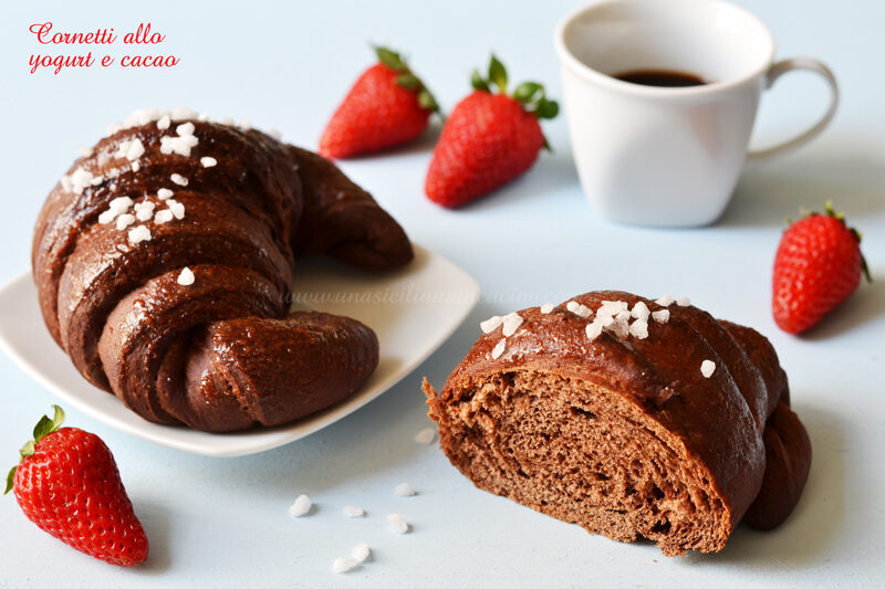 Cornetti brioche allo yogurt e cacao