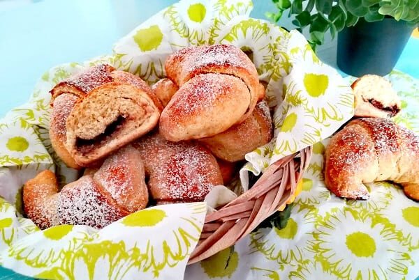Cornetti brioches semi integrali bimby, con la farcitura che preferisci