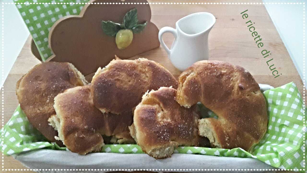 Cornetti con marmellata di albicocche