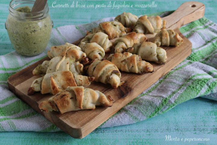 Cornetti di brisé con pesto di fagiolini e mozzarella