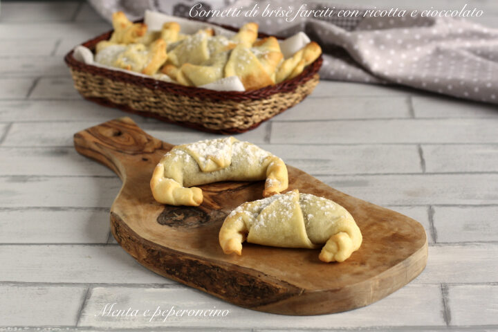 Cornetti di brisè ripieni di ricotta e cioccolato