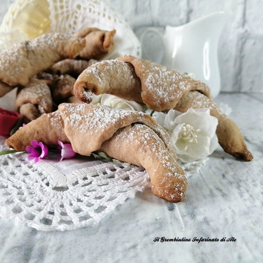 Cornetti di frolla al vino al cioccolato