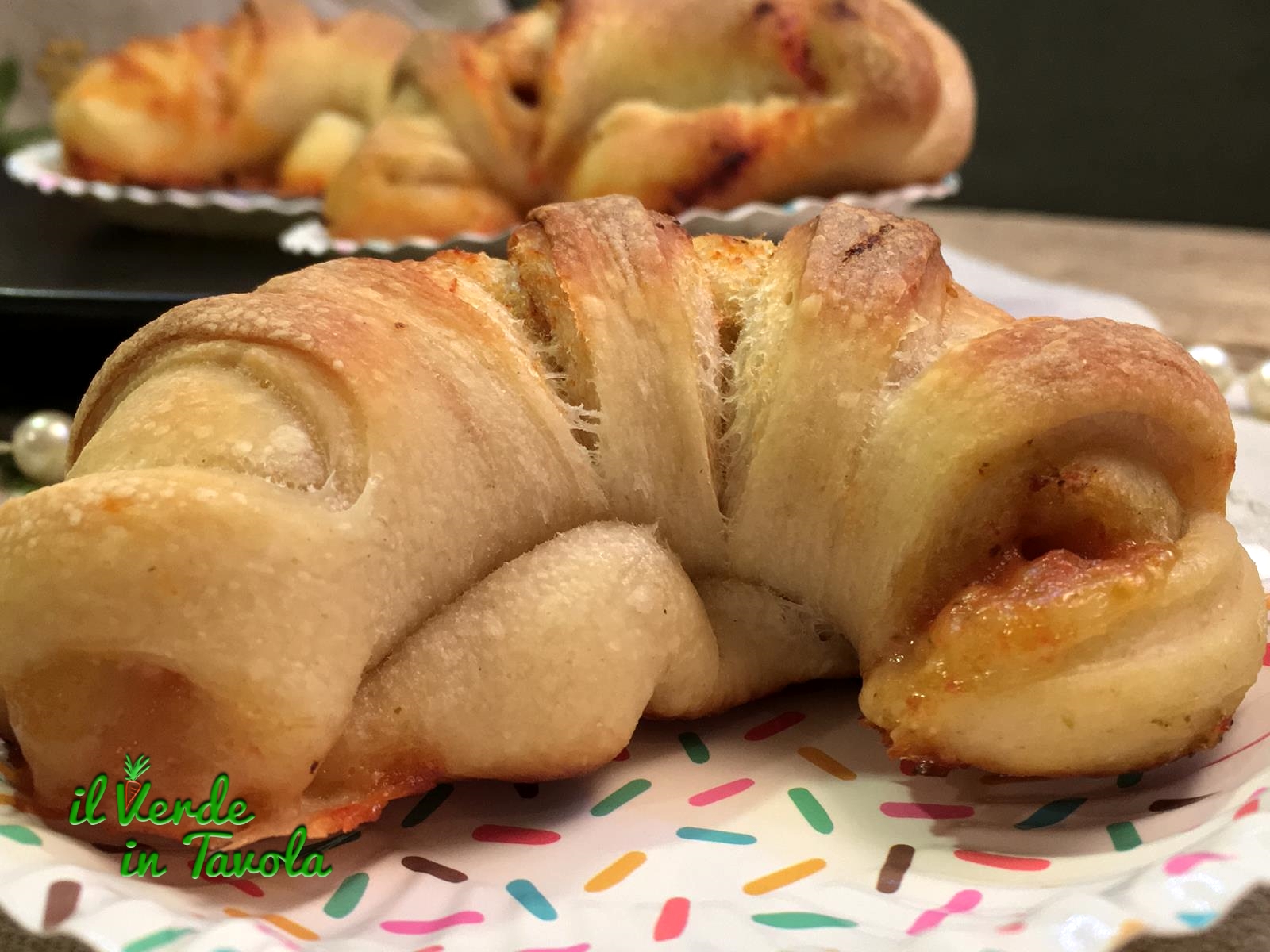 Cornetti di pane al lm con caciotta e pomodoro – videoricetta