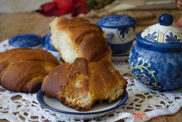 Cornetti di pasta brioche con finta sfogliatura