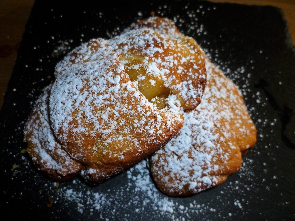 Cornetti di pasta frolla ripieni di mele