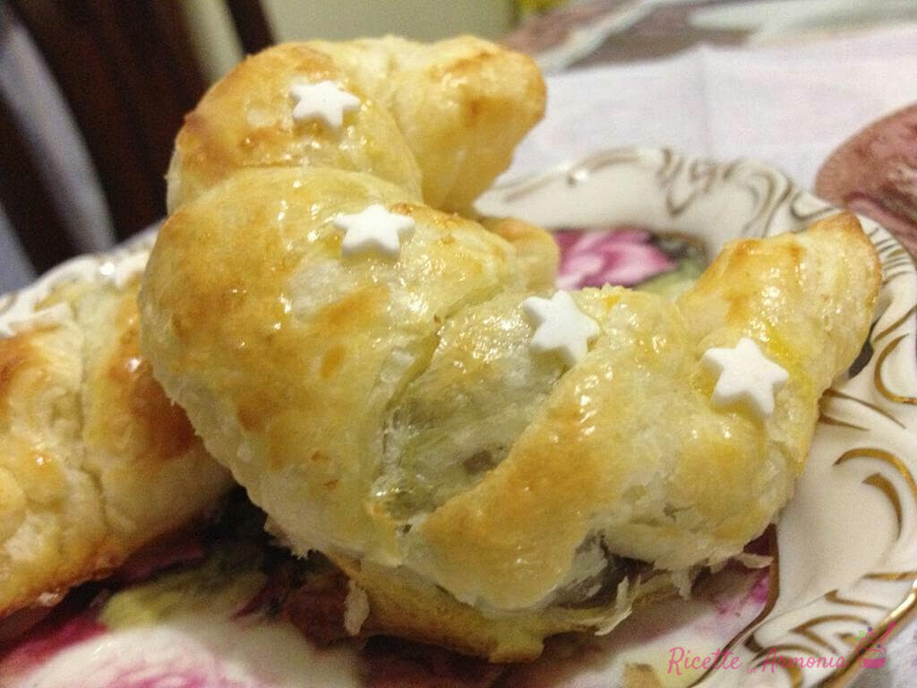 Cornetti di pasta sfoglia alla nutella